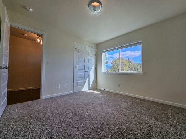 Building Photo - Newer Construction Close to Downtown Grants Pass