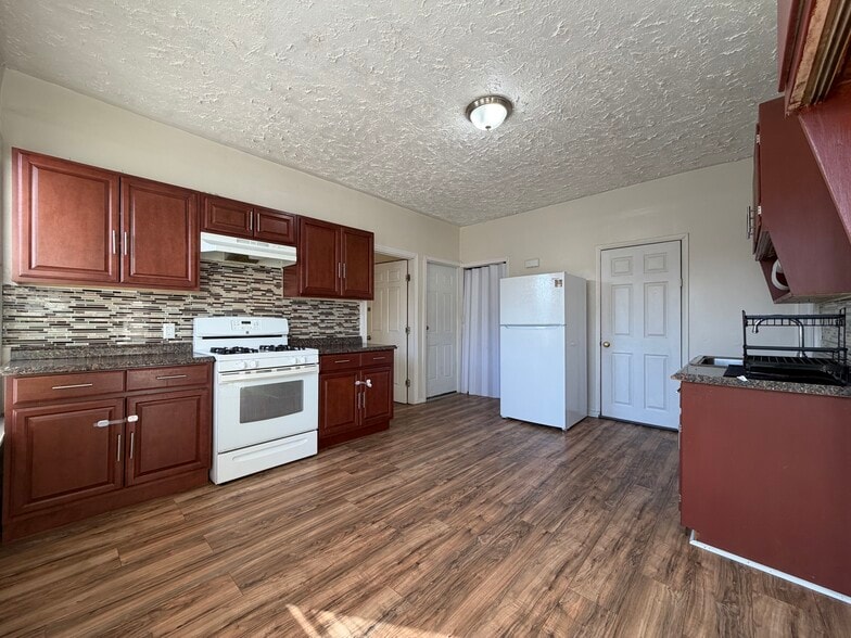 Building Photo - 470 Noble Ave