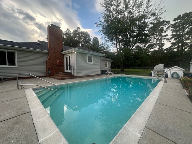 Building Photo - Call Amanda Tate at 757-289-6810 for more ...