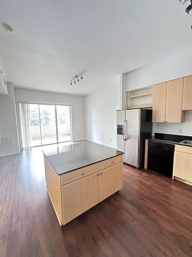 Building Photo - Modern Downtown Long Beach Condo with Ocea...