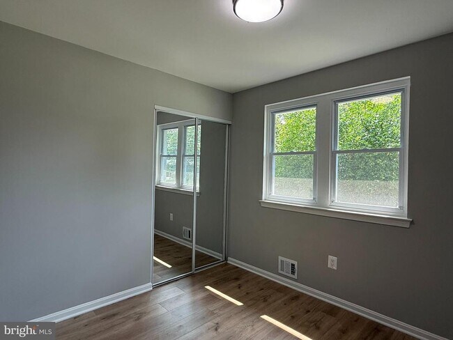 Building Photo - 5507 Kings Park Dr