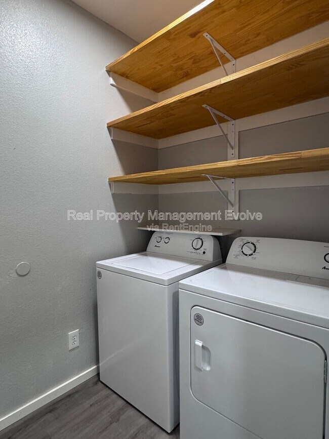 Building Photo - 5814 W Alice Ave