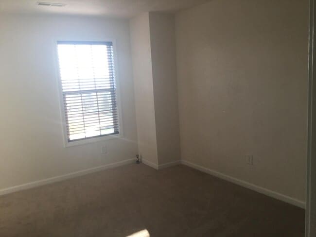 Building Photo - 450 Chelsea Loop