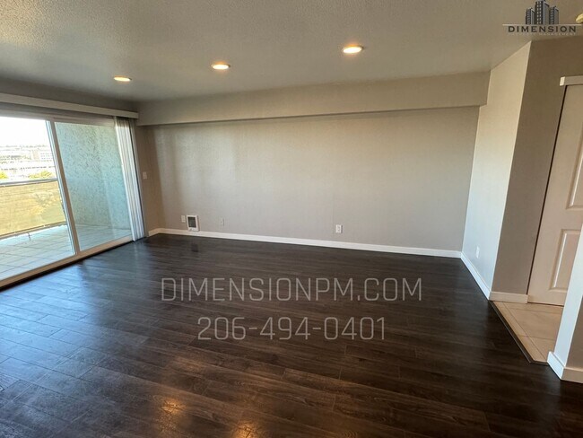 Building Photo - 1 Bedroom Condo with View in the heart of Bellvue!