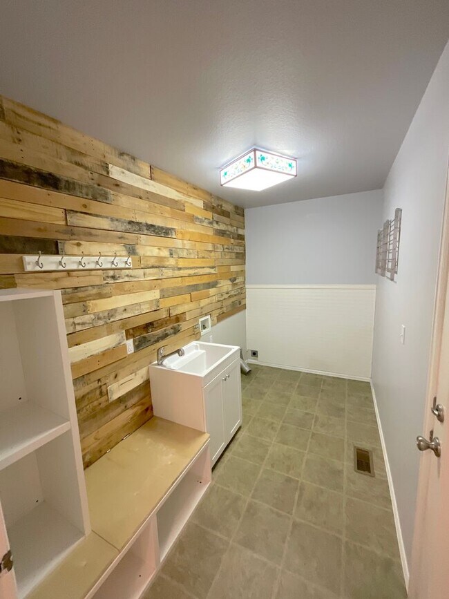 Building Photo - 6 Bedroom Home Available Near North Gate B...