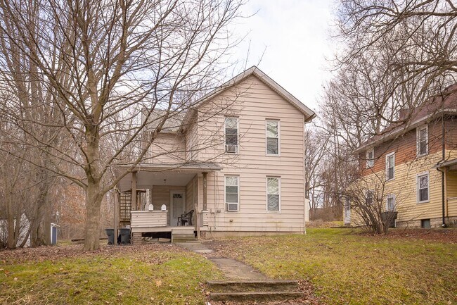 Building Photo - 515 Main St