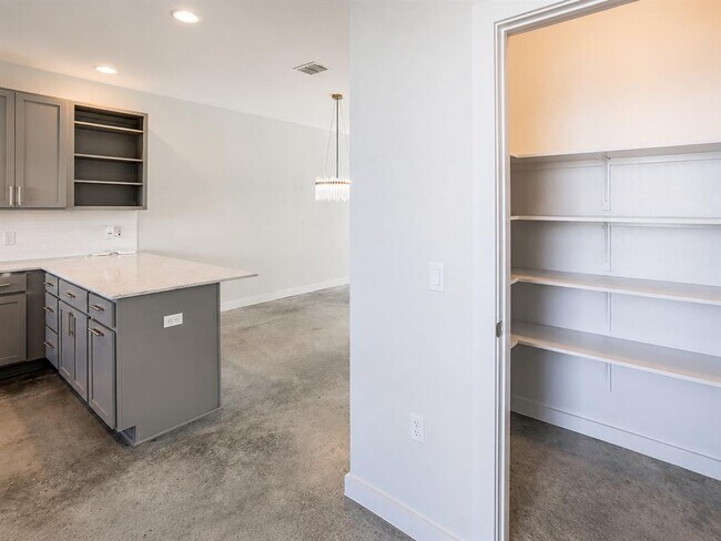 Building Photo - 801 N Bluff Dr