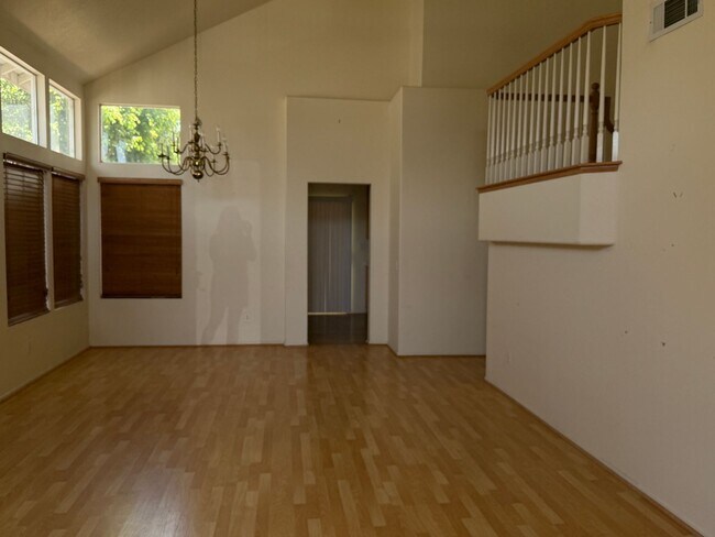 Building Photo - Sunny Ventura Home with 4 bed + 2.5 bath and 3 car garage