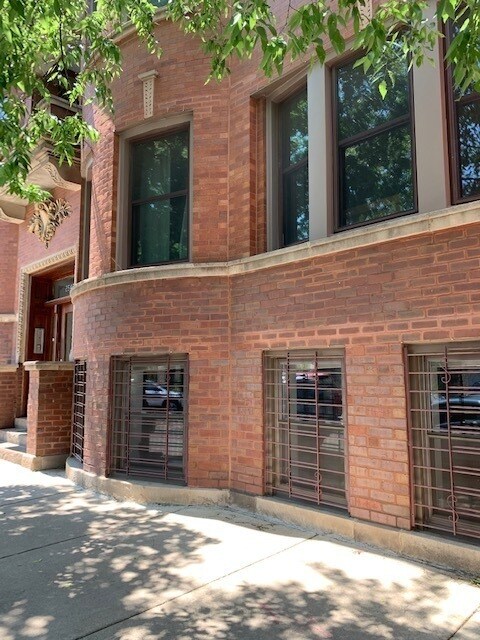 Building Photo - 2542 N Sacramento Ave