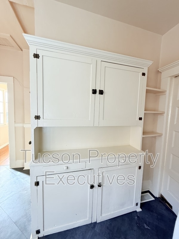 Building Photo - 340 S Scott Ave