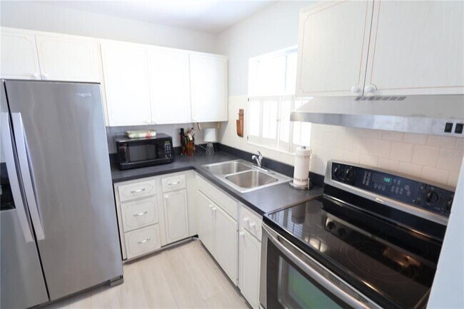 Building Photo - 2083 Canal Dr