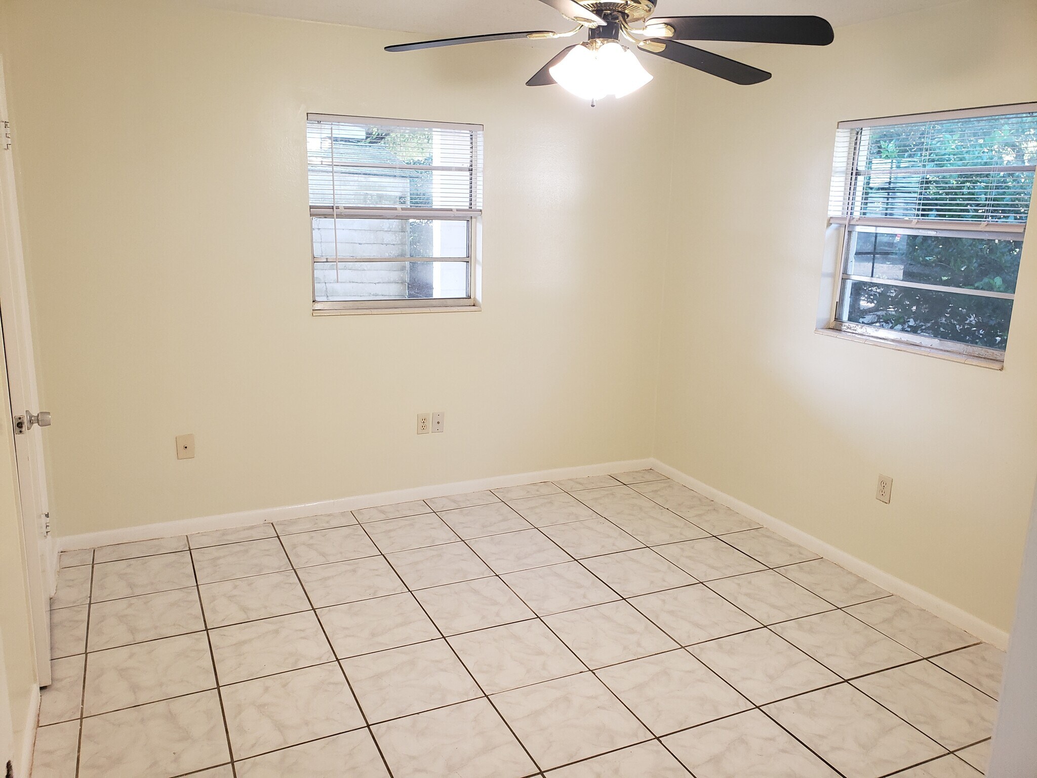 Building Photo - 2428 S Lake Letta Dr