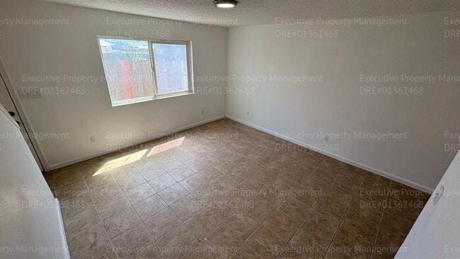 Building Photo - 2 bedroom 1.5 bathroom townhome (Move In Special Available OAC)