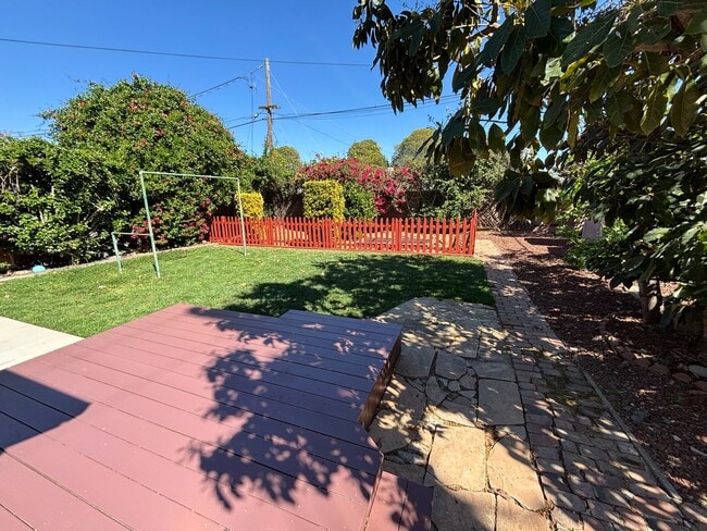 Building Photo - 214 S Bonita St