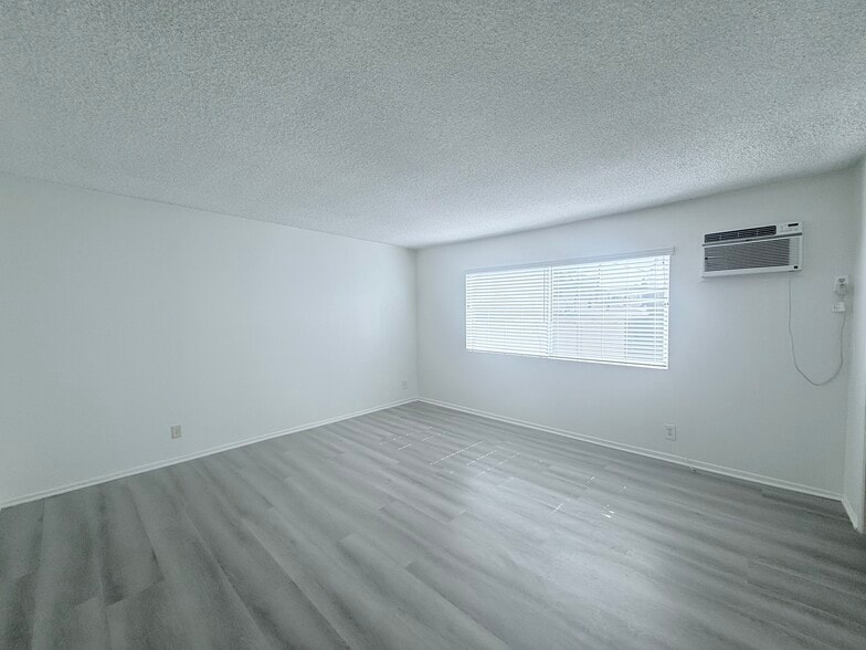 Building Photo - 10634 Holman Ave