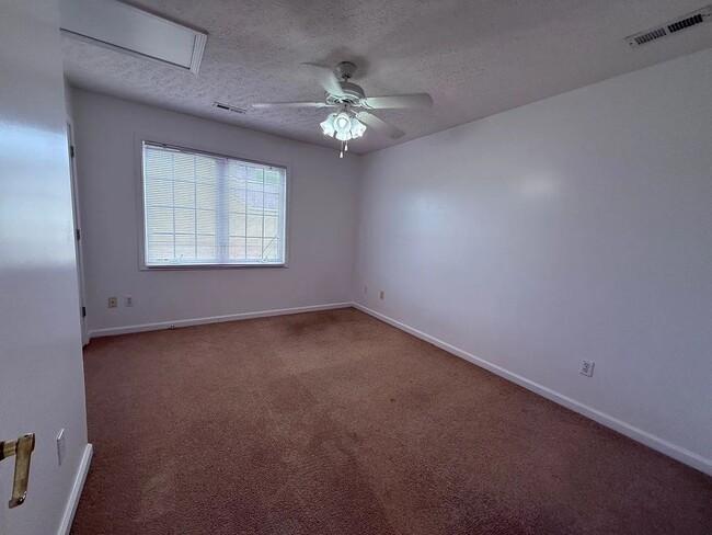 Building Photo - Gorgeous 3 Bedroom, 3 Bath Pet Friendly