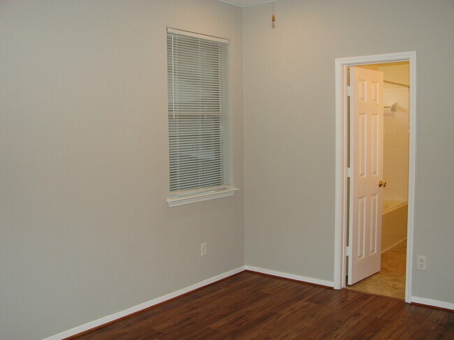 Building Photo - 2910 Blue Dawn Dr