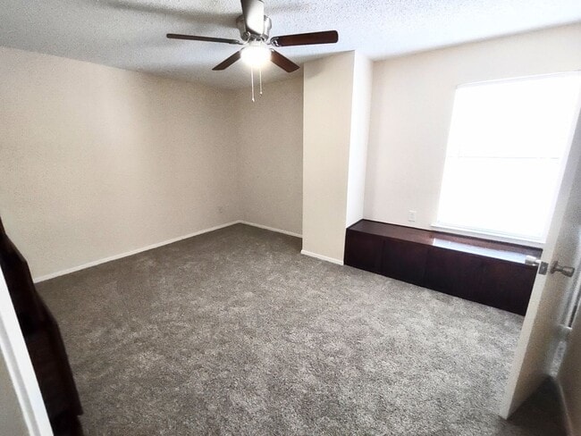 Building Photo - 2 Bedroom 2.5 bath apartment in residential south Denton area. Ecellent location.