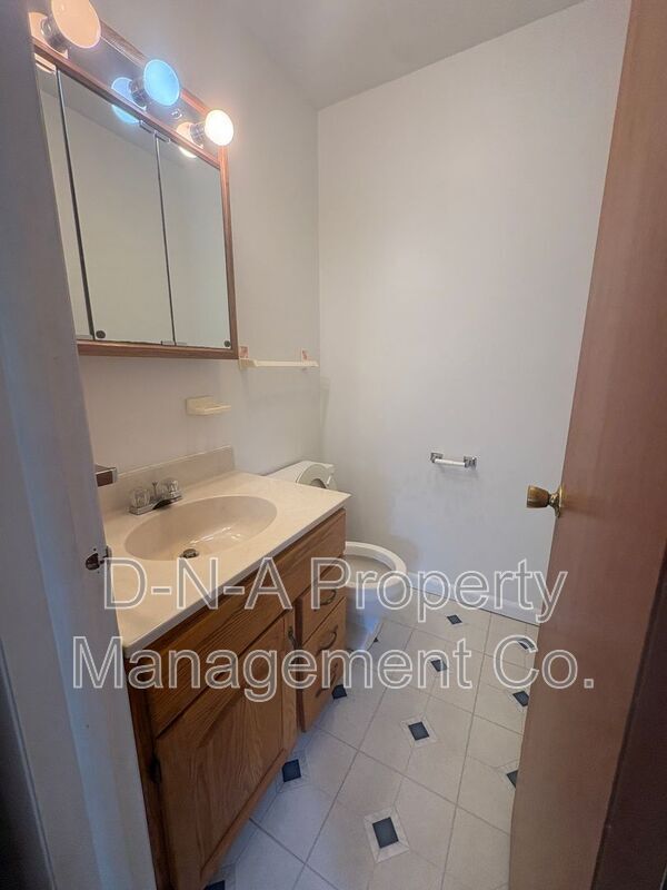 Building Photo - 404 Woodcliff Ave