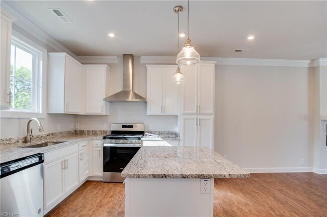 Building Photo - Like-New Two-Unit Condo in Sought-After Ch...