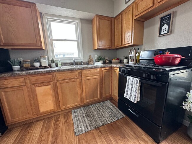 Building Photo - 3 bed, 1 1/2 bath Home for rent in Elk Run Heights