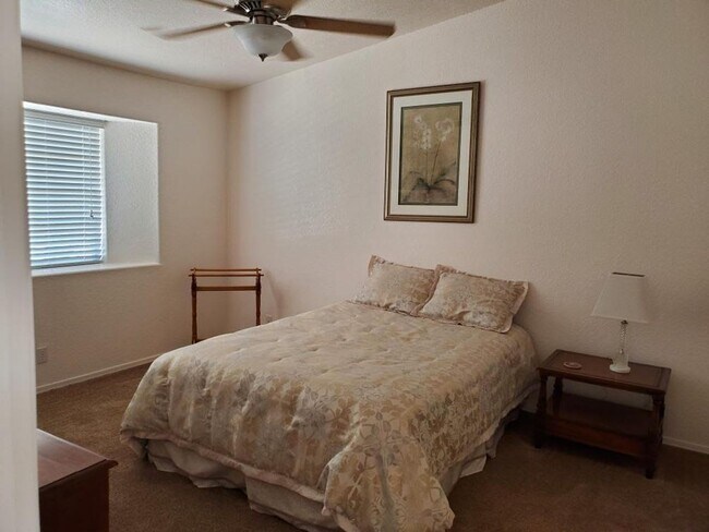 Building Photo - GREAT FURNISHED HOME WITH SIDE PARKING!