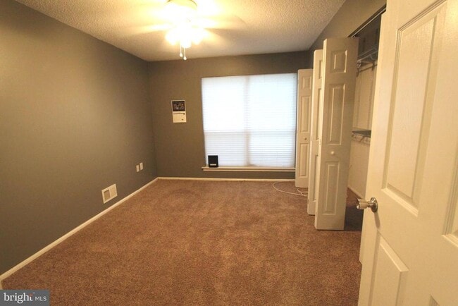 Building Photo - 83 Willow Ct