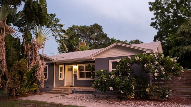 Primary Photo - Charming two bedroom one bath cottage with...