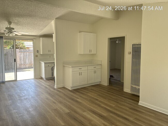 Building Photo - tup245