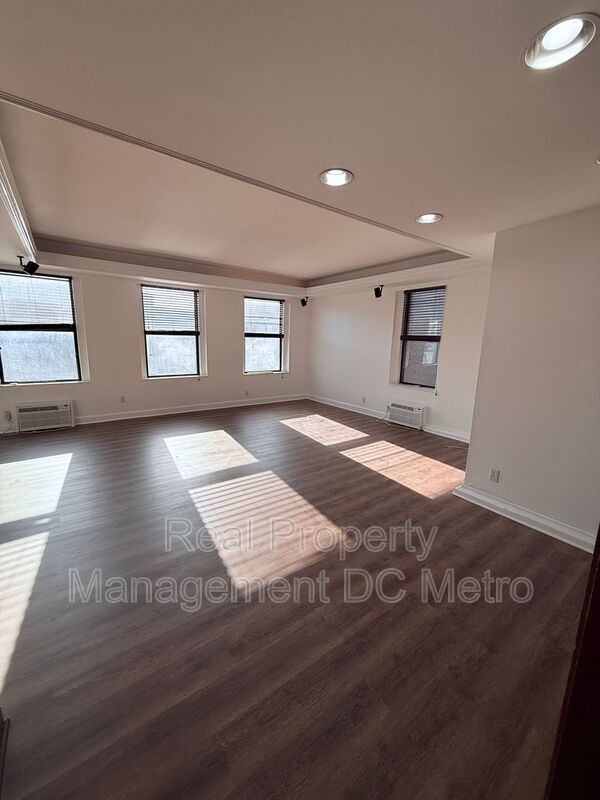 Building Photo - 1316 New Hampshire Ave NW