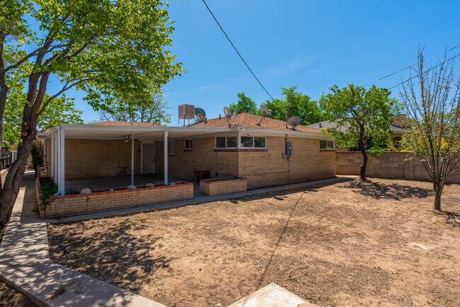 Building Photo - 425 Graceland Dr SE