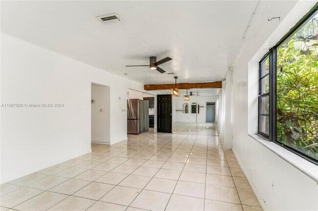 Building Photo - 560 NE 158th St