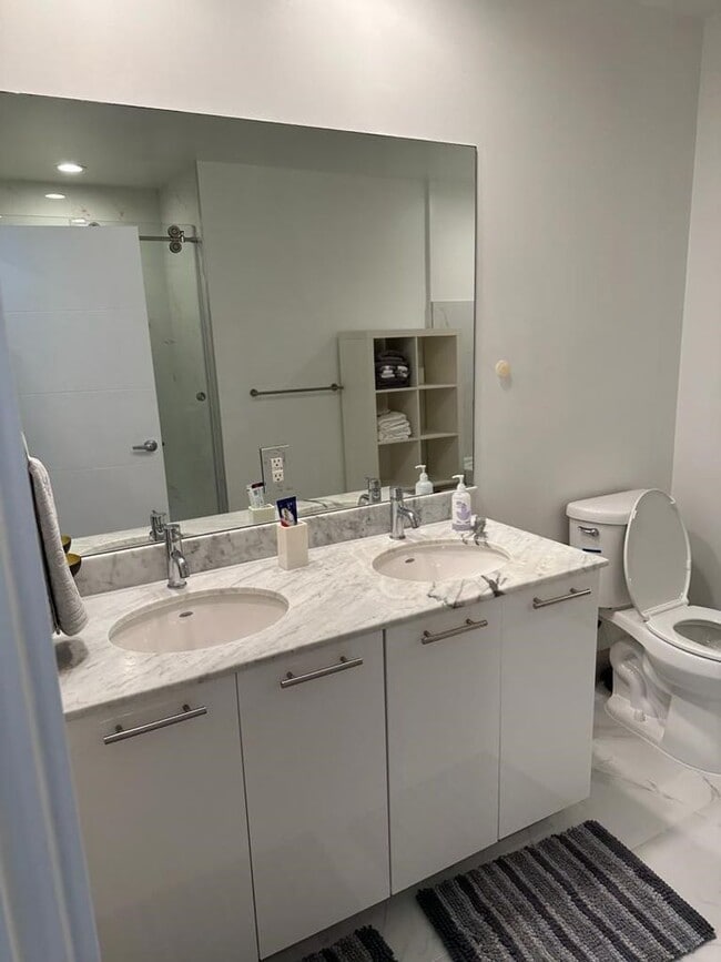 Building Photo - 950 Brickell Bay Dr