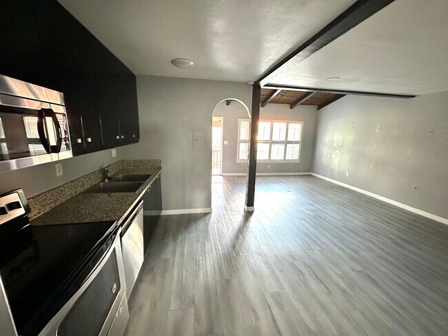 Building Photo - PET FRIENDLY! !Amazing 1 bedroom apartment in Santa Ana!