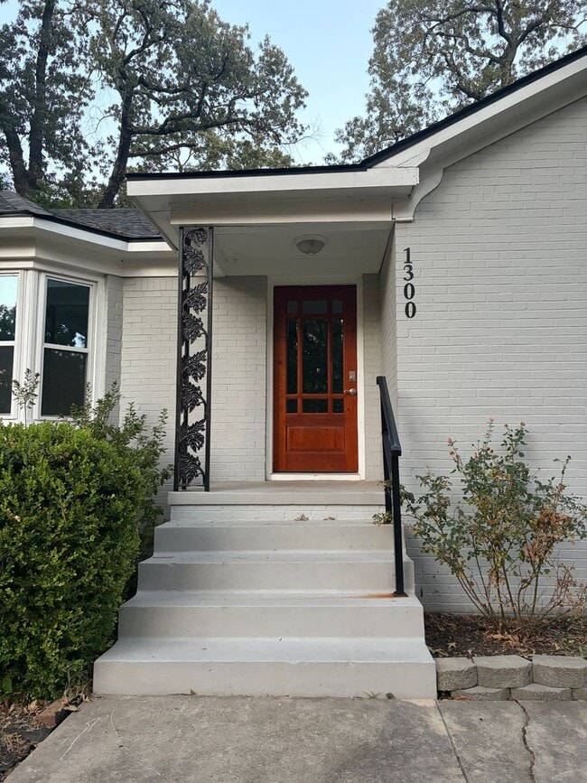 Building Photo - 1300 N Waldron Rd