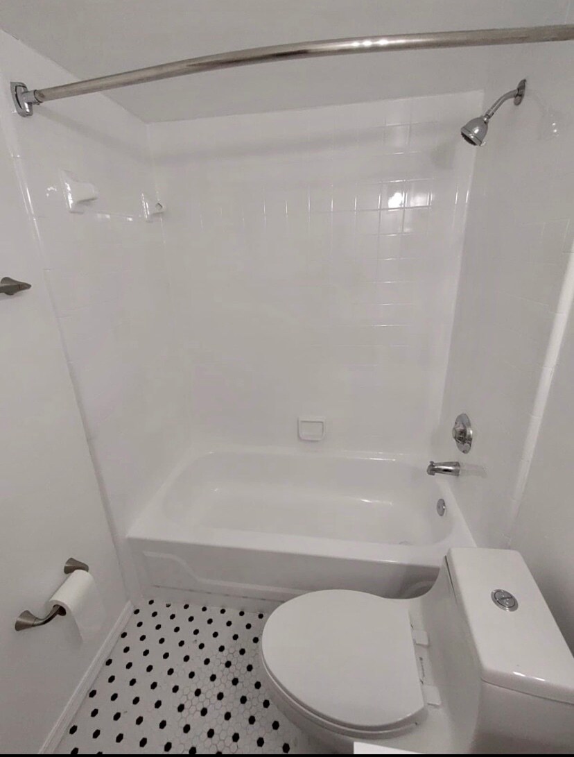 En-suite Full Bathroom - 4124 Pershing Pointe Pl