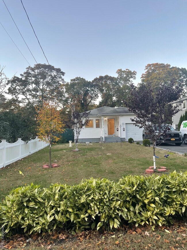 Building Photo - 185 E Parkview Dr