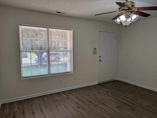 Building Photo - Move In ready Ranch style home located in ...