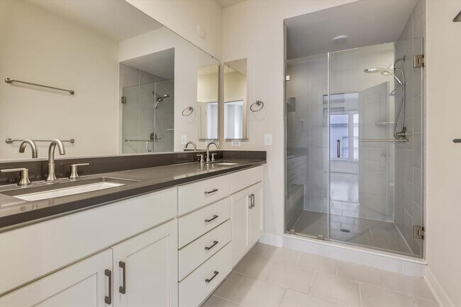 Building Photo - Luxury END-UNIT garage townhouse - 4BD/4.5BA!