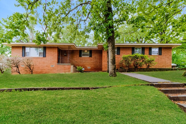 Primary Photo - 1600 Grove Hill Rd