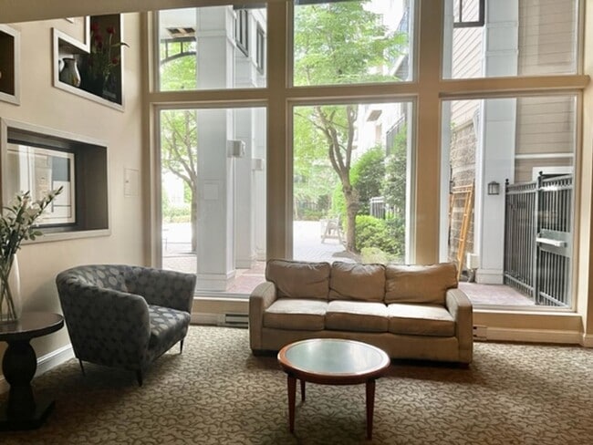 Building Photo - Large and quiet 1 BR 1 BA overlooking cour...