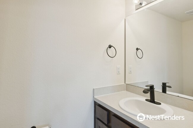 Building Photo - Beautiful End Unit Townhome!