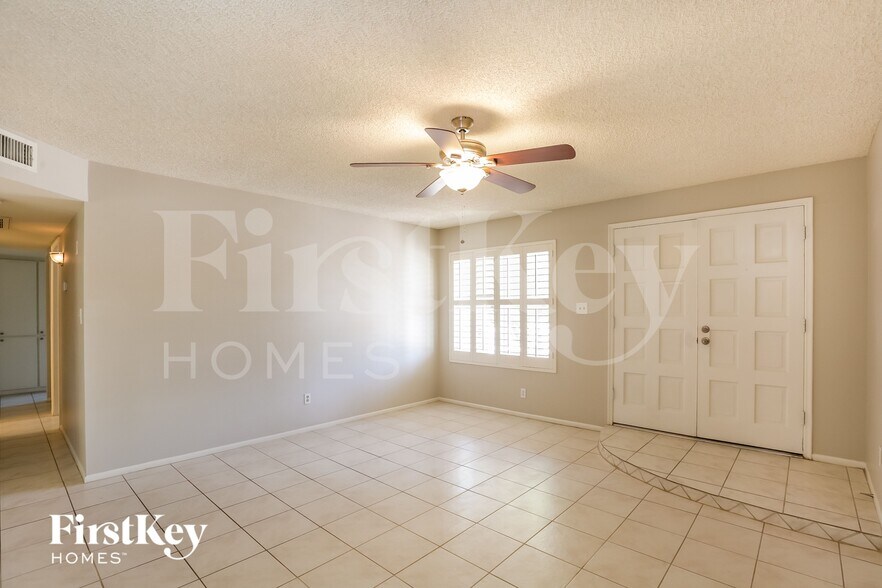 Building Photo - 2922 E Sierra St