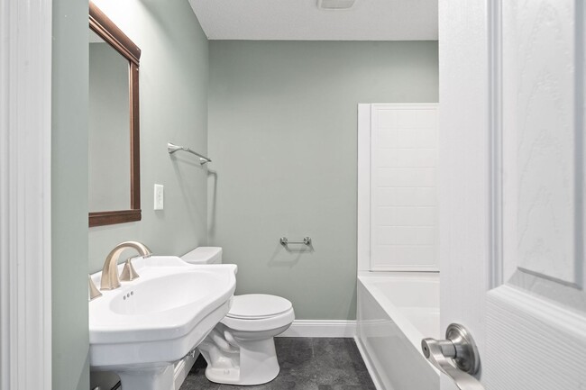 Building Photo - 3 Bedroom 2 Bath Renovated Pet Friendly Home For Rent!