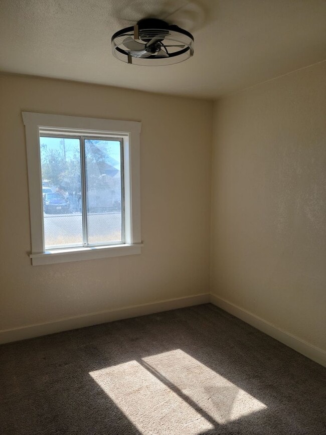 Building Photo - 3 bedroom, 1 bath in town