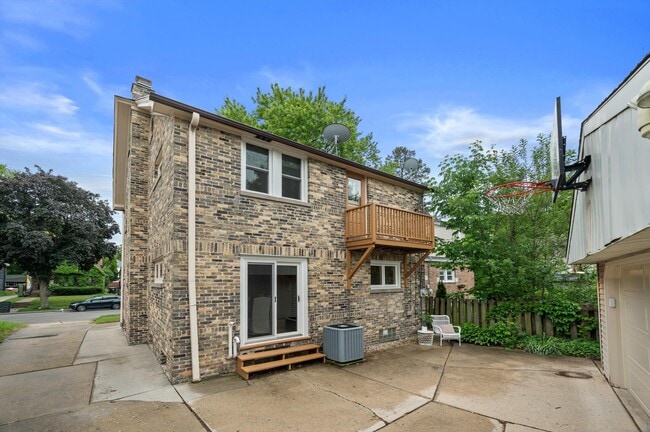 Building Photo - 1512 E Olive St