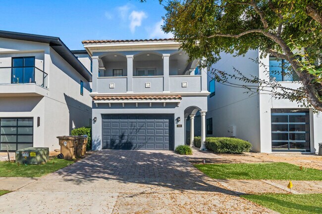 Building Photo - 815 Golden Bear Dr