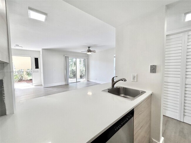 Building Photo - 6340 La Costa Dr