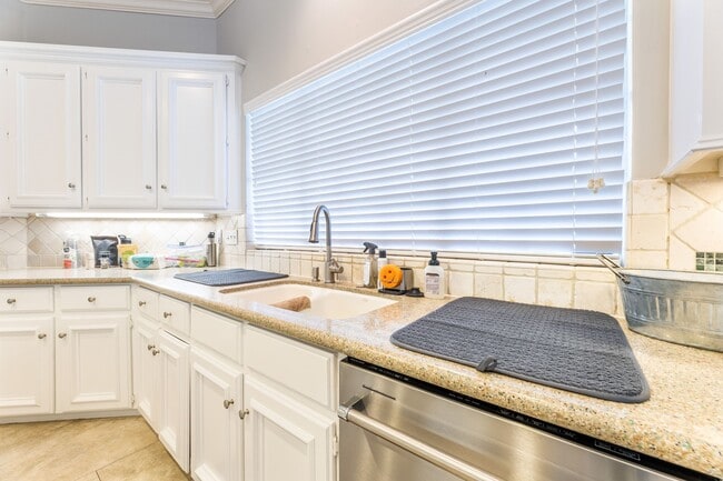 Building Photo - 10 Acorn Cluster Ct