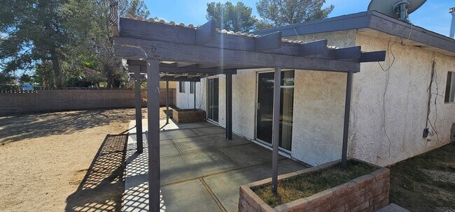 Building Photo - 812 Kinnett Ave